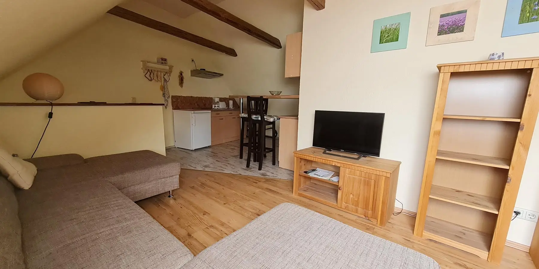 Wohnzimmer und Küche in der Ferienwohnung Dachidyll